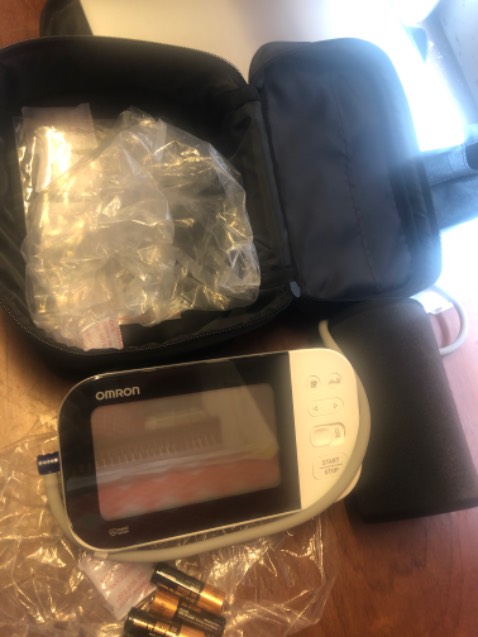Hàng chuẩn chính hàng. Rất đáng đồng tiền khi mua cái máy này. Mỗi gia đình có người huyết áp cao nên sắm cho mình 1 cái máy đo huyết áp. Omron thì xài ok rồi