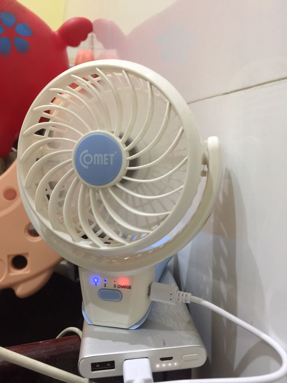 Mua 2 cái quạt mà cái bên trái bị hư, cắm vô cục sạc dự phòng mà vẫn ko bật đc quạt, trong khi cái bên phải cắm vô cục sạc dự phòng thì bật quạt được (hiện lên đèn xanh dương), Tiki vui lòng đổi lại quạt khác giúp tôi ạ