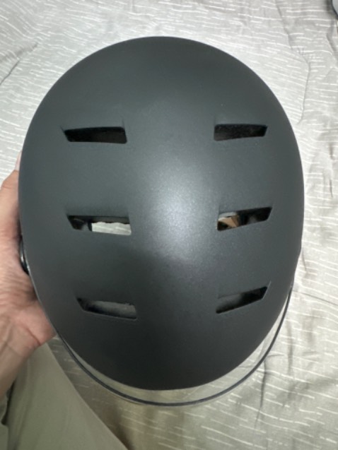 Ko tốt như mình tưởng tượng
- sản phẩm sơn ko đều, xung quanh mũ thì trơn, trên chóp mũ thì nhám
- sản phẩm chỉ có 1 kính trắng, ko có kính đen
- chất lượng hoàn thiện ở mức trung bình, ko biết đội có an toàn