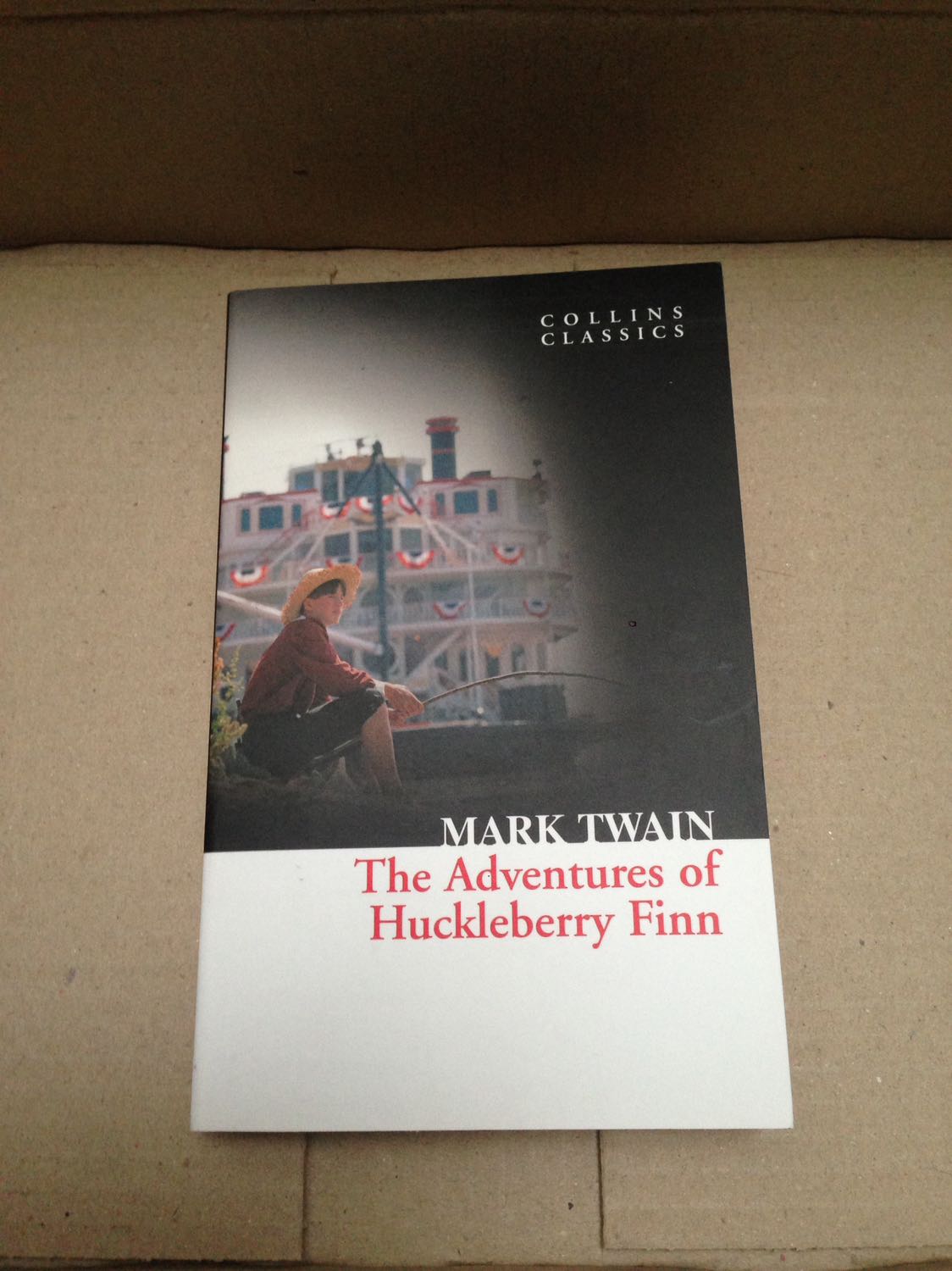 Trình bày bìa - ok, giấy màu vàng nâu - ok, sách nhẹ - ok. Chỉ có điều là - TẠI SAO? Tại sao lại phải cho cái cỡ chữ nhỏ đến mức đau mắt thế? 
Nhìn hình mình post chắc mọi người sẽ thấy trình bày bìa, in ấn đều đẹp chỉ có cỡ chữ là một điều không thể chấp nhận được! 
Cuốn này lại không hề mỏng, văn thì toàn những đoạn dài lê thê... mình không biết liệu rồi có đọc được hết không hay bỏ dở vì cỡ chữ quá bé, tức mắt. 
Bộ Collins Classics này mình có đặt mua vài cuốn, The Three Musketeers dày gấp 3 cuốn này nhưng vẫn đáng được đánh giá 4* vì cỡ chữ không hề nhỏ như vậy. 
Nếu hỏi liệu mình có recommend cuốn này cho người khác không thì câu trả lời của mình sẽ là: KHÔNG, không bao giờ.