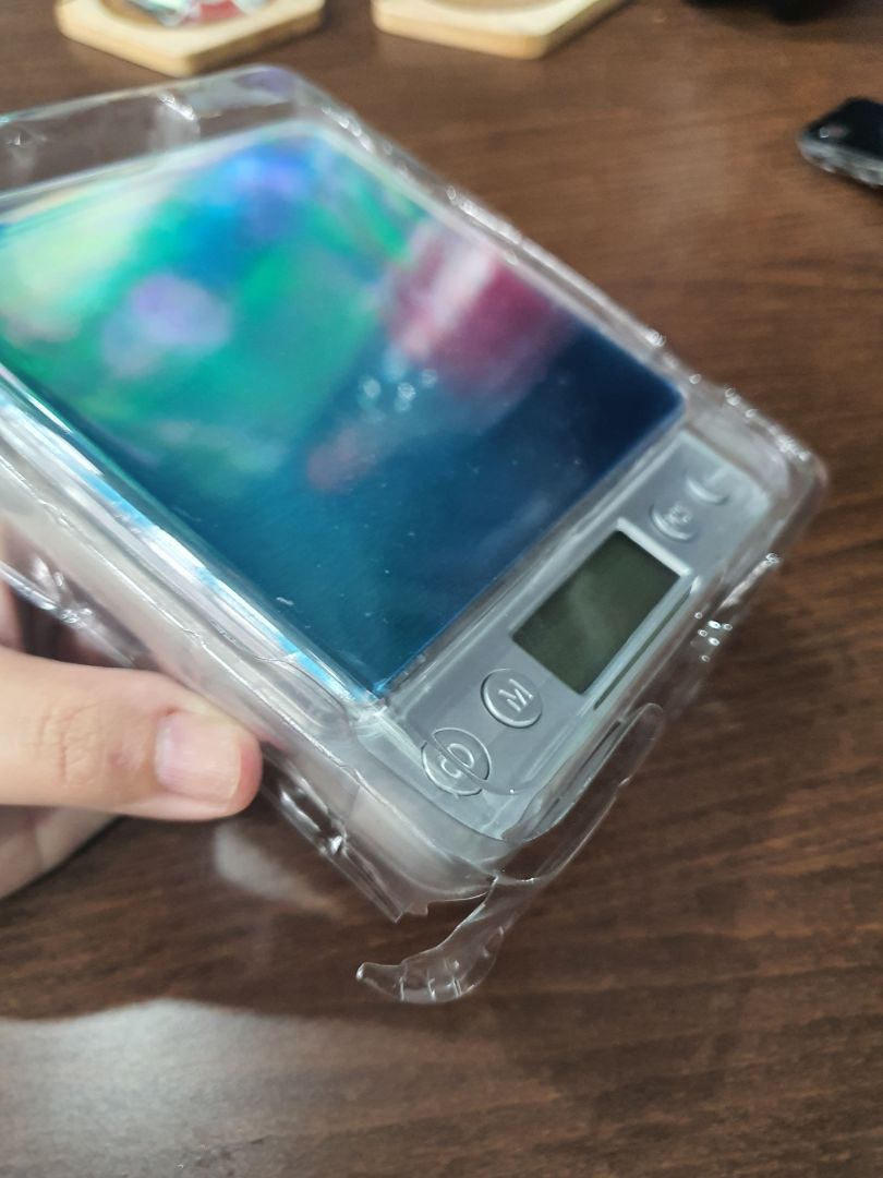 Sản phẩm bị trầy xướng khá nhiều, hộp nhựa bên trong bị rách nhẹ nữa. mình có cân thử vài món thì thấy với cùng 1 món cân nhiều lần thì có khác biệt từ 0.1 đến 0.4g chứ ko giống chính xác. Shop vui lòng cho mình đổi sp khác.