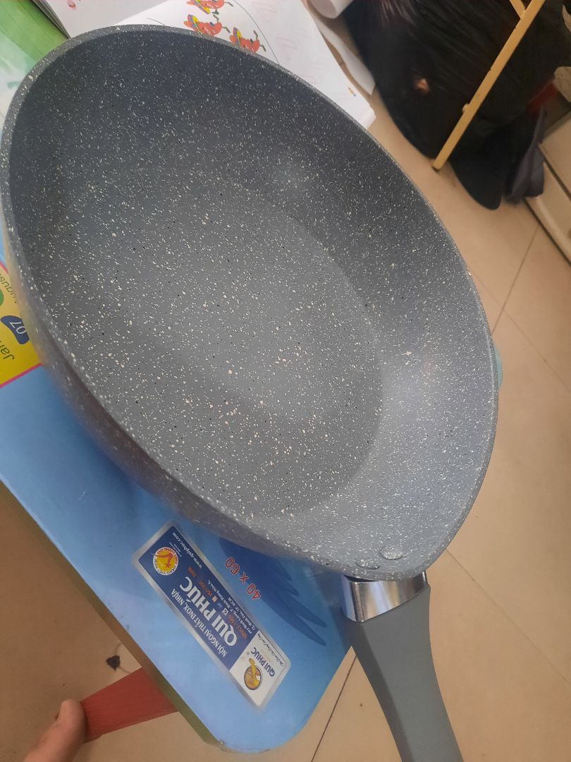 chảo gửi như này k biết dùng sao. tiki nói qua đổi hàng mà mãi chưa thấy ghé. nào ghé lấy đôit hàng mình sẽ đánhbgias lại. chảo mỏng . k như mấy đánh giá kia đâu ah.