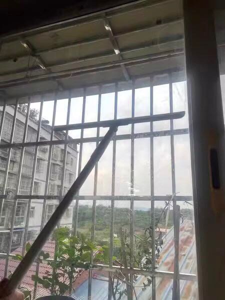 Cảm nhận ban đầu là mẫu mã đẹp, tay cầm cứng cáp chắc chắn, mút silicon nhỏ gọn, lưỡi lau khít nên dễ gạt chất bẩn. Thiết kế thông minh 2 trong 1: Có thể vừa chà cọ mặt kính vừa có thể gạt nước và chất bẩn. Được shop tặng thêm 1 miếng silicon nữa để thay đổi, cảm ơn shop nhé!