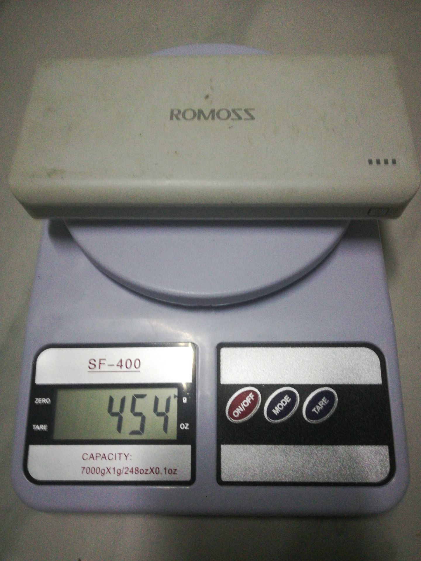 Cân dễ sử dụng. Làm bằng nhựa, tuy mong manh nhưng cũng ổn. Cân sử dụng 2 pin tiểu nên tiện dụng. Nhìn chung xứng đáng với tầm giá.