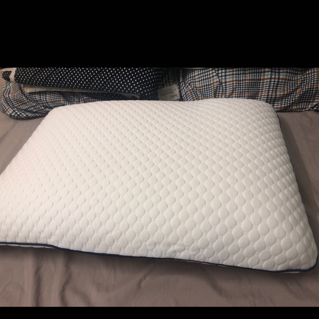 Đặt hàng siêu tốc của tiki lúc 12h30 thì 4h30 nhận được hàng. Giao từ nhà bè qua thì phải. Bao xa. Cảm nhận đầu tiên chỉ biết nói 1 chữ : sướng ***! Êm đầu nhẹ cổ hẳn. Rất thích nhé. Trong hình là ảnh mình mới chụp sơ ruột gối nên an tâm nhé mọi người. Vô tư mà mua đi mọi người ơi. Sẻ ủng hộ tiếp đợt sau tặng cho người thân. Hehe. Ta kết cái màn giao siêu nhanh của ông tiki nhá.