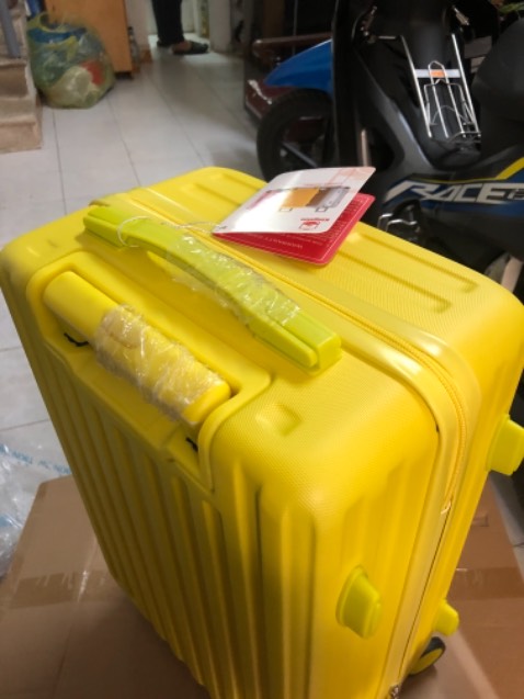 Màu hơi tối hơn so với ảnh, tay kéo không đạt yêu cầu cho lắm, các bộ phận còn lại thì ổn
Nhà bán trả lời tin nhắn rất nhanh, nếu dịch vụ bảo hành tốt nữa thì 10 điểm.
Mua với giá sale còn 399k là hợp lý