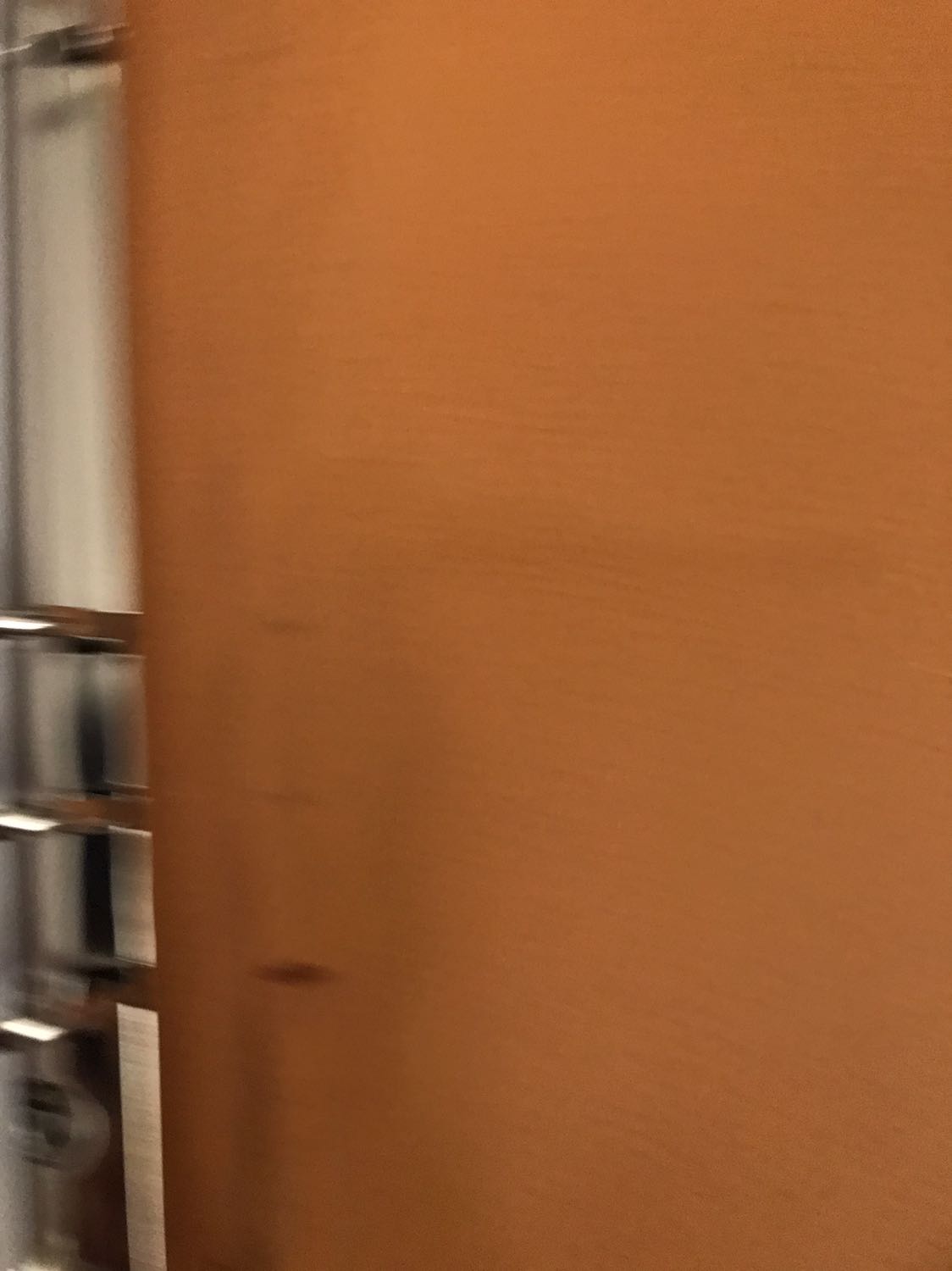 Sổ bị cũ, có vết dơ, vết gỉ xét
Mình mua về làm quà mà giờ như vậy kh dám tặng.