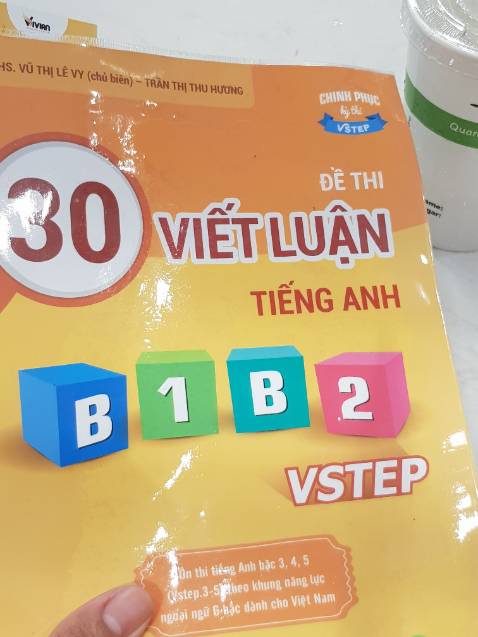 Bìa sách đẹp lắm, bên trong trình bày lại càng dễ hiểu, thấy thôi là muốn học rùi. Bạn nào luyện ôn thi Vstep mình nghĩ cũng nên mang em nó về để ôn luyện. Có cả lời giải chi tiết nên khỏi phải sợ giải đề xong mà ko biết đúng hay sai nha. Bạn nào kỹ tính xíu, nên chọn thêm gói bookCare của Tiki. Bọc lại sáng long lanh, như hình là sách mình có dùng rùi á.