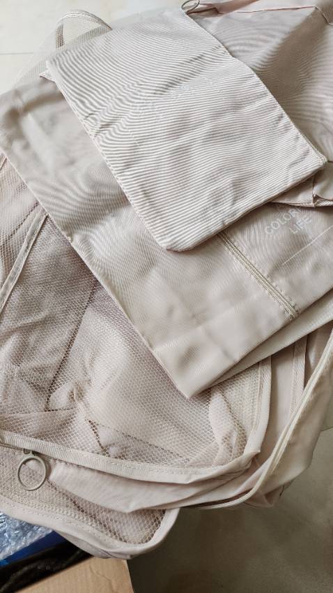 Giao hàng nhanh, đóng gói cẩn thận. Sản phẩm đẹp, nhẹ, gọn và không thấm nước. Nên mua !!!