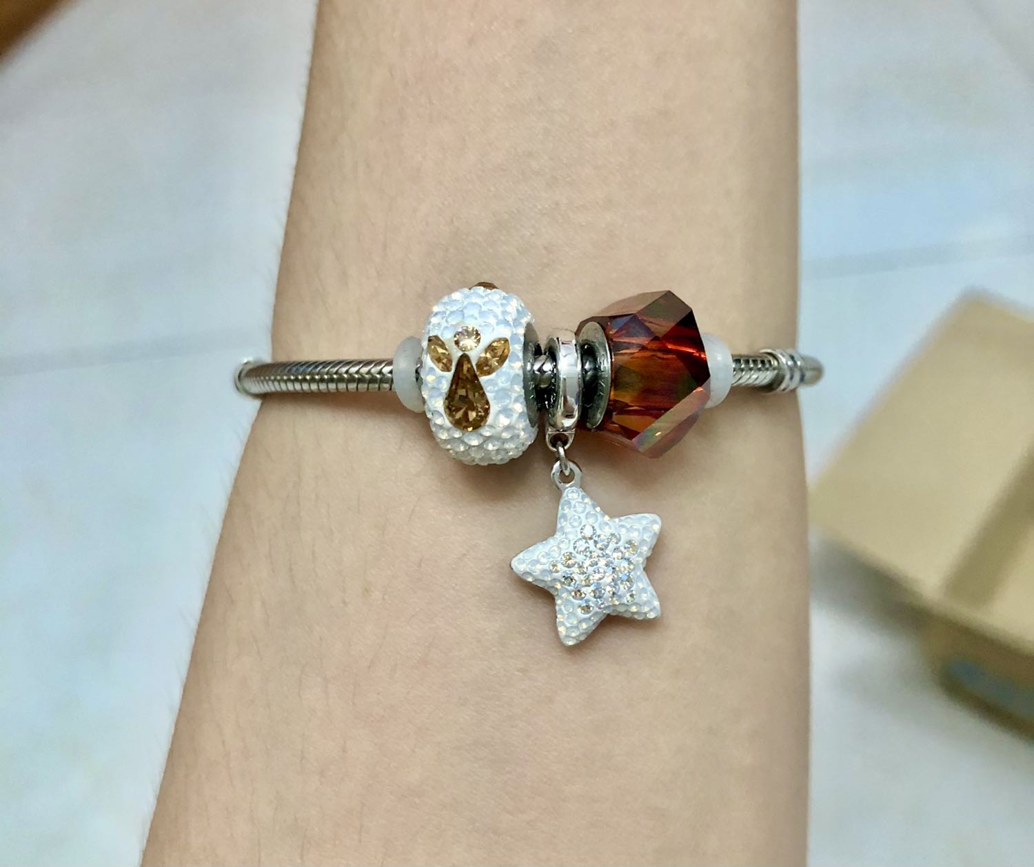 Mới đặt trưa hôm qua, mà nay shipper đã gọi giao. Giao hàng nhanh lẹ, hộp không bị móp méo, đóng gói cẩn thận. Vòng ở ngoài đẹp hơn trên hình, sản phẩm chuẩn hàng của Swarovski. Lần đầu mua sản phẩm mắc tiền trên mạng mà phải nói là ưng cái bụng lắm luôn. Tiền nào của đó mọi người ạ. Điểm cộng nữa là còn được freeship. Hứa sẽ ủng hộ shop dài dài ♥️