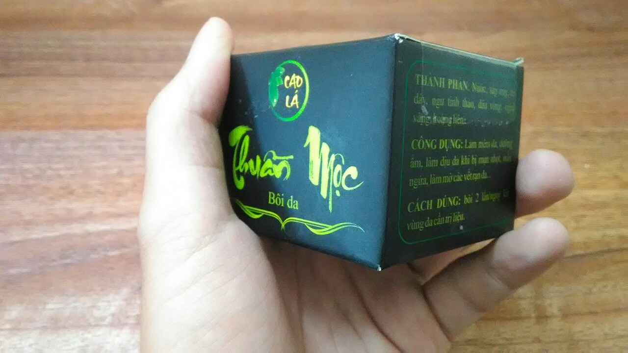 Da chân mình mỗi khi thời tiết khô lại bong vảy ngứa rát, nên hay dùng cao thuần mộc của thanh mộc hương, mua trên tiki hàng chuẩn, giao nhanh