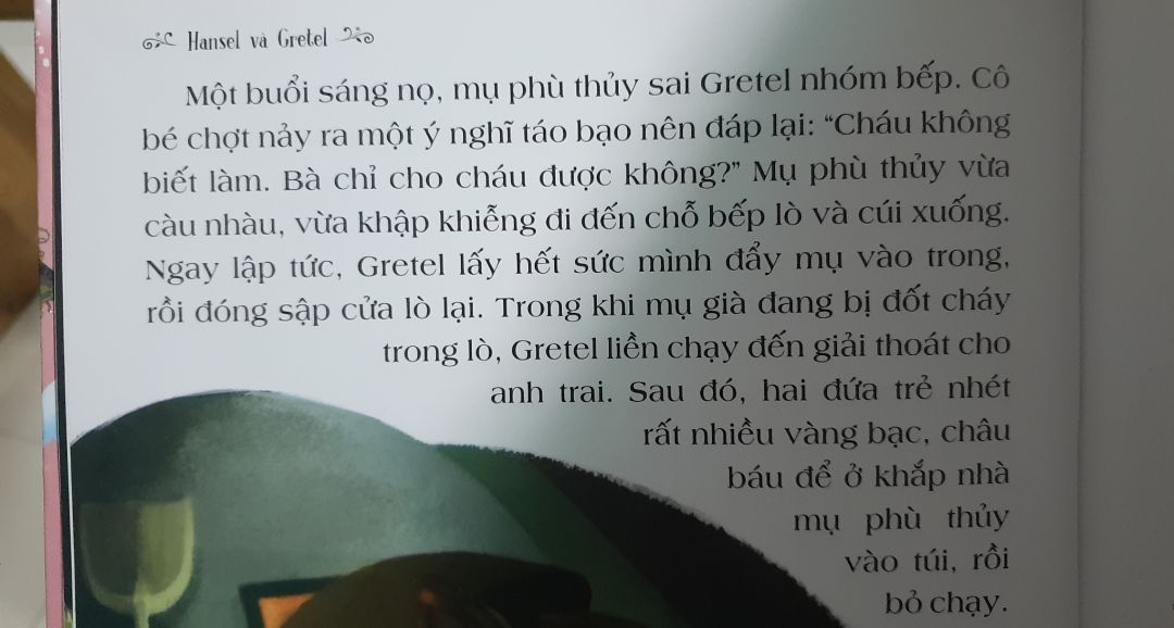 sách rất đẹp, đóng gói cẩn thận. Tuy nhiên cần cân nhắc lựa chọn câu chuyện cho bé đọc, một số nội dung truyện mình cảm thấy thực sự rất sốc và không phù hợp cho con trẻ. có cả tranh vẽ đứa trẻ đẩy bà phù thủy vào lò lửa thiêu chết bà.