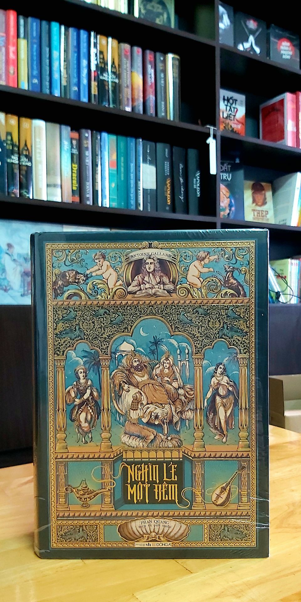 Thích là nhích 🤩 sách đẹp nên mua 😍.
Dịch vụ Tiki nhanh gọn và tiện ích. Sáng sớm mình đặt sách, trưa cùng ngày đã nhận được. Tuy nhiên, mình xin góp ý với bộ phận đóng gói hàng của Tiki, dù sách ít hay nhiều giá trị xin đóng gói cận thận hơn. Quyển sách này của mình được đóng hộp, có chống   sốc nhưng lỏng lẻo lắm sách vẫn bị mẻ một chút bìa 😥 trong quá trình vận chuyển, mình sót lắm. Mong Tiki ngày càng hoàn thiện, mình ủng hộ lâu dài.