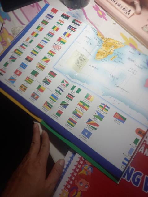 khổ to, in màu đẹp. nhiều decal dán. sách quốc kỳ có kèm 1 tranh lớn có bản đồ thế giới và quốc kỳ, sách thiên văn có kèm 1 tranh lớn hệ mặt trời