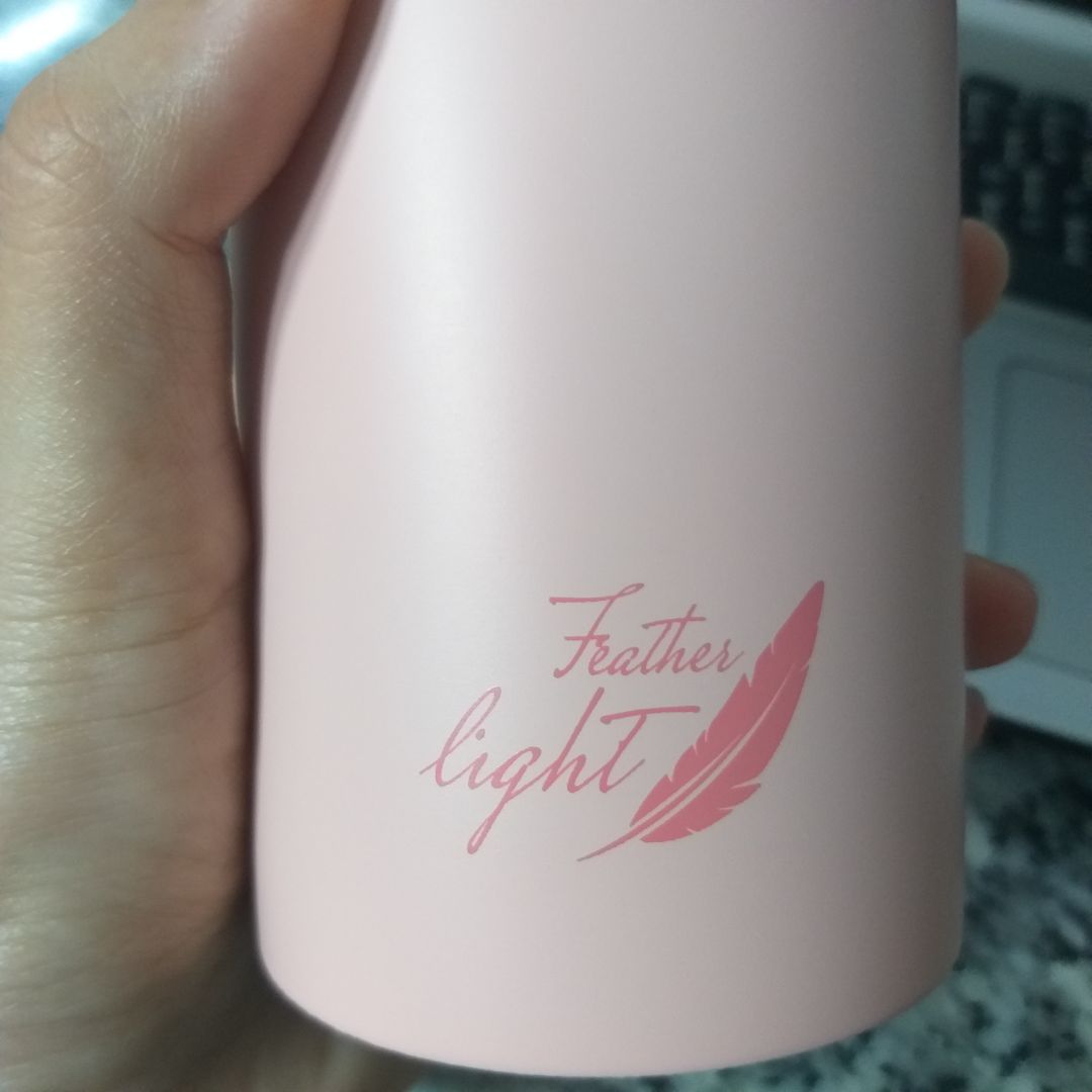 Bình xinh cực kỳ, cầm trên tay mới thấy dễ thương cực kỳ. Phần miệng bình (tiếp xúc với môi) là nhựa chứ không phải inox như bình màu đen, uống vội cũng không sợ dập môi :))). Nói về giữ nhiệt thì khỏi phải bàn vì locknlock giữ nhiệt tốt. Quá thích hợp cho các bạn nữ.