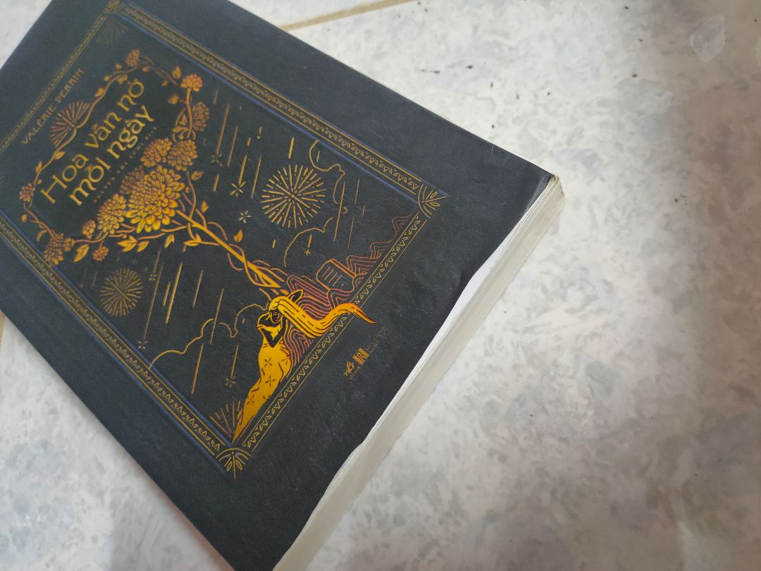 Chào Tiki, trong rất nhiều lần mình mua hàng từ Tiki thì đây là lần đầu tiên mình nhận được một đơn hàng không hề hoàn chỉnh. Mình không biết trong quá trình vận chuyển thì nhân viên có giữ gìn đơn hàng của khách hay không nhưng đơn hàng sách của mình thì khả năng để bị thấm nước rất cao vì khi nhận được hàng bìa sách của mình bị rộp, bong ra, có vệt nước và dơ. Đơn hàng của mình có 4 cuốn sách thì cả 4 cuốn đều bị nhưng cuốn sách này là bị nặng nhất. Mình rất thất vọng. Mình hi vọng Tiki sẽ kiểm tra lại quá trình vận chuyển, nên gìn giữ đơn hàng nhất là đơn hàng sách. Mình cảm ơn.