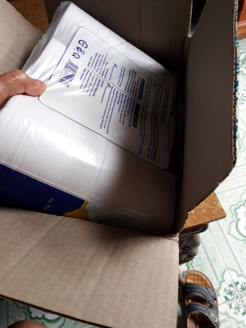 giấy 3 lớp rất dày mềm mịn. giá quá tốt rẻ hơn ra tạp hoá mua nữa. nói chung là dùng rất ok.