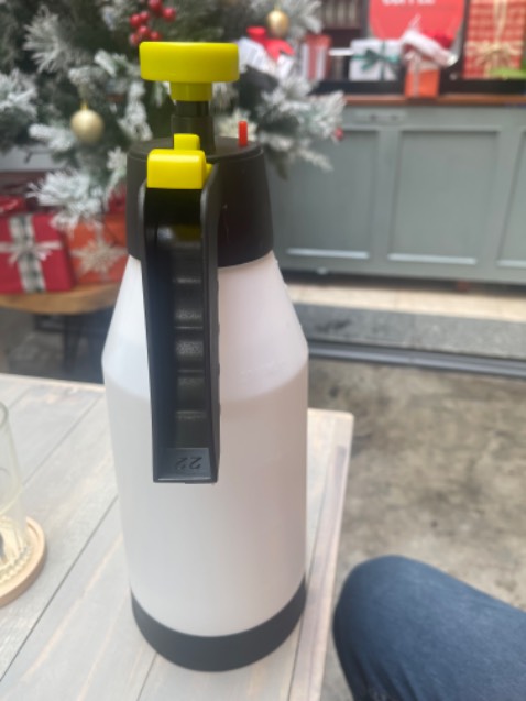 Sản phẩm không dùng được, bình bơm không tạo được áp suất nên không phun sương được. Đề nghị shop thu lại sản phẩm để đổi sản phẩm khác giúp người mua hàng. Cảm ơn nhiều.
(Hai lần trước cũng mua sản phẩm trên Tiki mà không dùng được: 1. Cây chà gót chân, mua 250k nhưng vừa dùng 1 lần đã trôi tuột miếng nhám. Lên *** nhờ hỗ trợ nhưng không được giúp. Lần 2 là cây lược 150k nhưng dư phôi nhựa, bén nhọn. Nhờ thu hồi không được, ráng dùng cho đỡ tiếc thì vài lần cũng gãy vì nhựa dỏm rất dòn.
Hy vọng lần này được chiếu cố để giải quyết giúp.)