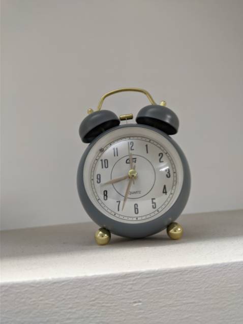 đồng hồ nhỏ xinh lắm ạ. nhỏ mà kêu rõ to, có đèn nữa chứ.