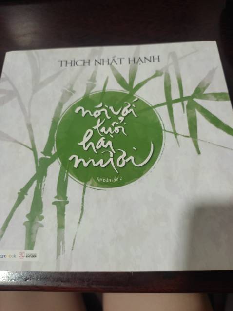 Tiki giao hàng nhanh mà đóng gói thì ẩu.
Về sách: đọc sách như đang ngồi trò chuyện cùng một người bạn vậy chứ không phải là những lời dạy bảo kiểu tuổi trẻ phải như vầy, không được thế này thế kia... Những vấn đề như tình cảm gia đình, tình yêu, học tập thiền sư viết rất nhẹ nhàng, không gò bó cứng nhắc. Highly recommended các bạn trẻ đọc ạ !!