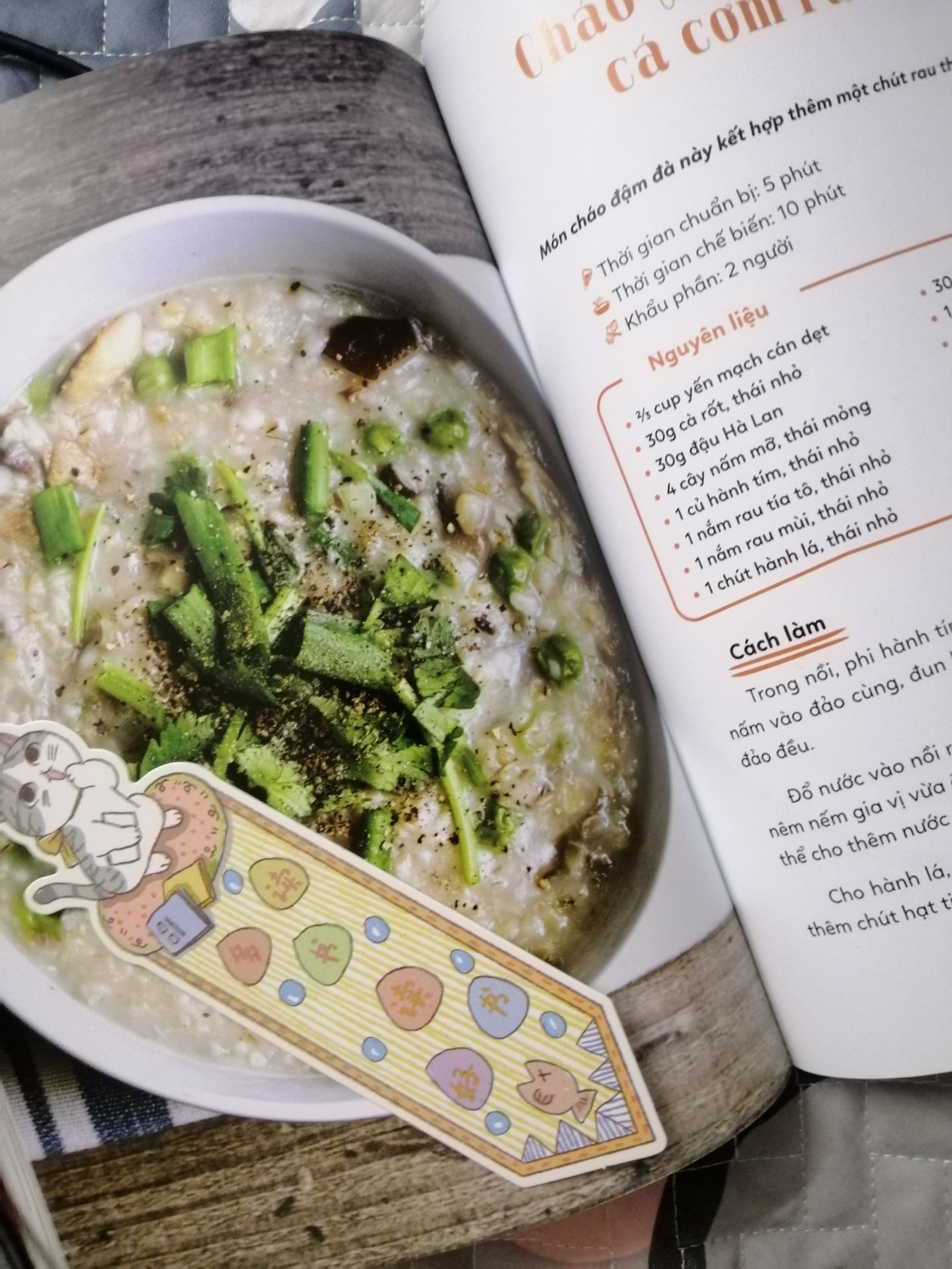 Sách có nhiều công thức bổ ích, sách 222 trang nhưng vì in màu kèm hình ảnh nên xem cực nhanh. Những công thức tác giả viết có hơi hướng các món Tây, 1 số nguyên liệu bình thường người Việt ít dùng ko có ở chợ, nên lúc tìm mua thì phải đến các siêu thị lớn. Văn phong tác giả viết nghe kiểu tích cực, thanh long mà chị bắt lấy hạt thì em cũng chịu luôn? Chỉ viết nhiều nên hơi lú 1 xíu kkkk??