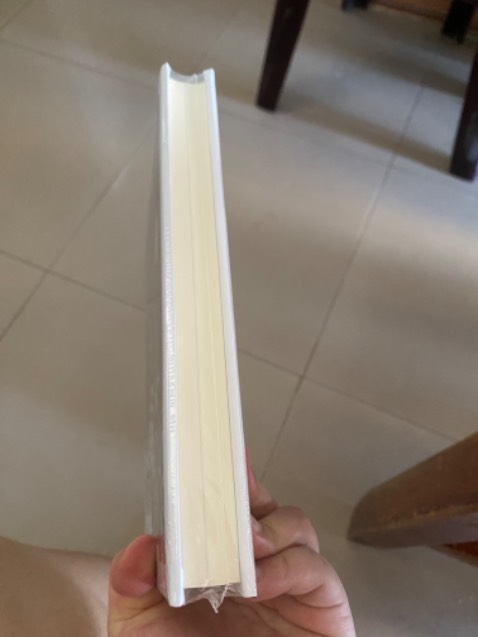 Cuốn sách Truyện Kiều được thiết kế bìa cứng có áo ôm và đánh dấu trang nữa, giấy nâu chống lóa rất đẹp nội dung được giải thích rõ ràng người lớn hoặc trẻ đang học về tác phẩm điều có thể hiểu , nghe và đào sâu suy nghĩ nhé