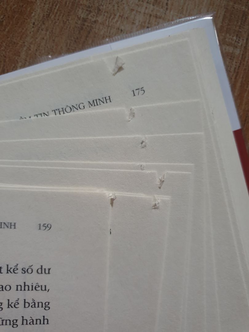 In trực tiếp trên bìa cứng cực thích, bọc thêm lớp giấy in màu như bìa bên ngoài. Đáng tiếc, một vài trang bị rách, buồn hết sức. Giao hàng đúng hạn.