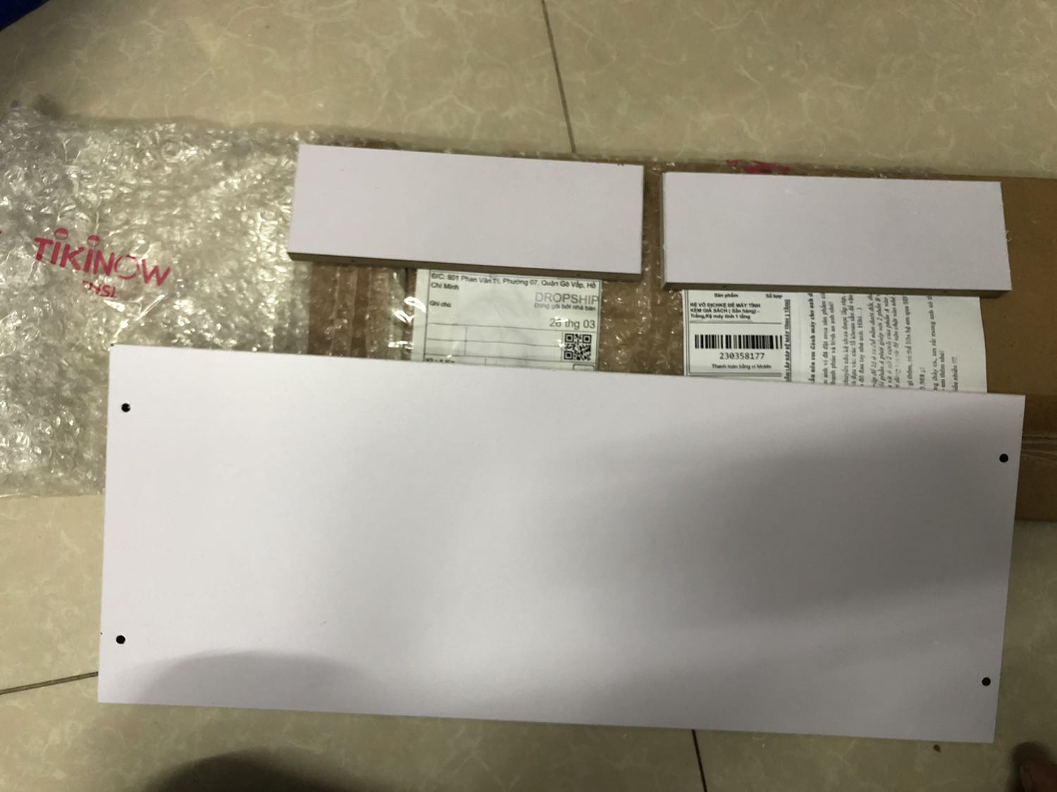 Thông tin sản phẩm là “Kệ máy tính kèm giá sách” mà giá sách là đâu ? Chỉ thấy cái kệ