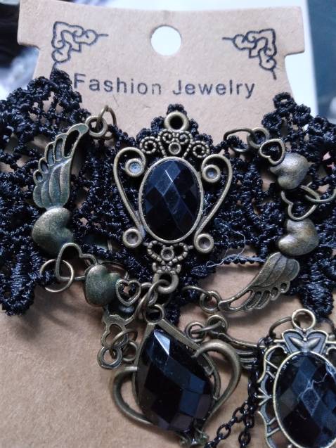 Chất liệu ren, kiểu dáng thanh lịch, màu sắc ok, mỗi tội vẫn hơi rộng so với tay, dù đã cài mức gần nhất, đá nhìn xa xa ok, lên hình cũng ổn