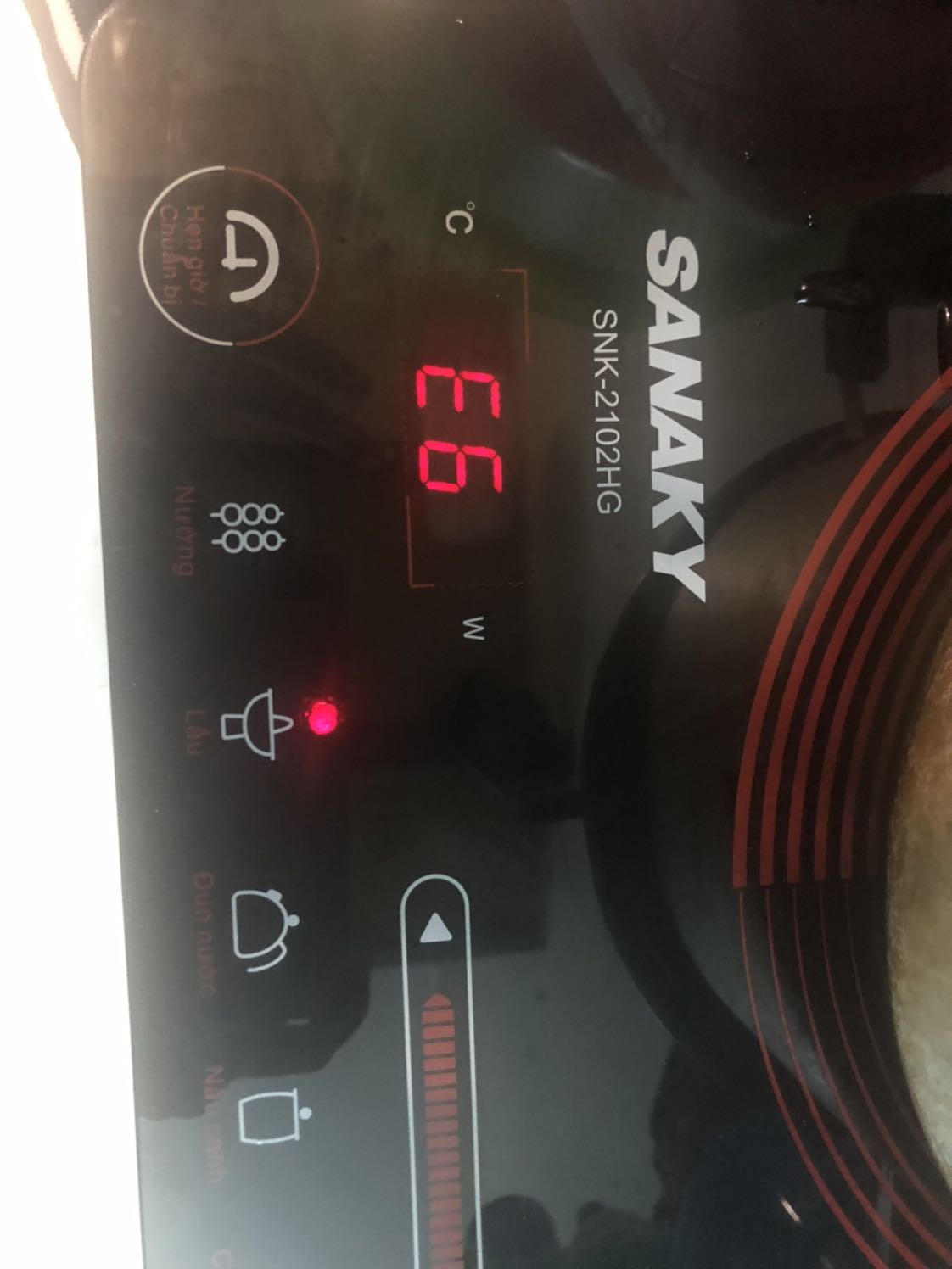 Bếp mình đặt mua mới nhận ngày 30/09. Tối về mình mở thùng thì thấy mặt kín có vết trầy nhỏ. Thấy không đáng kể nên mình để dùng. Sang hôm sau mình sài thì bếp báo lỗi E6 liên tục. Tiki liên hệ bảo hành giúp mình nha!