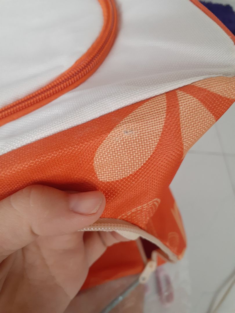 không hiểu sao bên bán hàng không kiểm tra hàng trước khi gửi đi ? Sản phẩm bị mốc , bị rách lỗi như này mà cũng dám giao cho khách ? 
Hay là nghĩ khách hàng sẽ dễ tính bỏ qua ? 
Không . 
Không có ai mất tiền mua món đồ gì về bị như này mà chịu cả , vì đồng tiền họ làm ra bằng xương bằng máu cả chứ k phải tự nhiên mà có . 
 Mình là 1 khách hàng suốt ngày mua hàng của tiki . mình yêu cầu tiki làm việc lại với bên bán hàng .