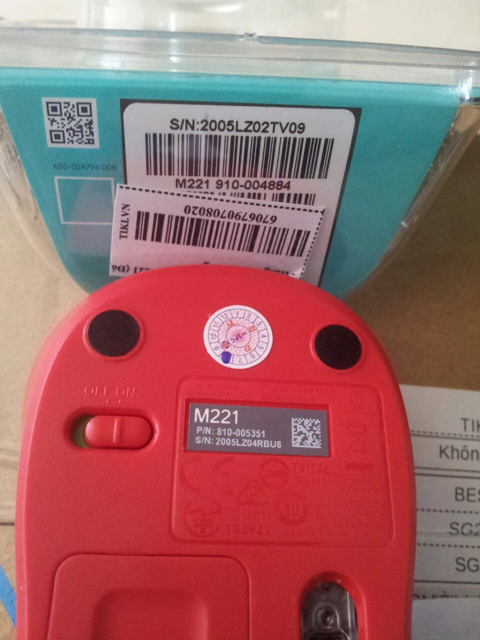 GIẢI ĐÁP THẮC MẮC NHIỀU NGƯỜI VỀ SERIAL NUMBER: TÔI ĐÃ TỰ TAY KHUI 2 CON CHUỘT MỚI NGUYÊN CỦA 2 TIỆM FPT SHOP CÒN NGUYÊN HỘP (CHƯA RẠCH HỘP NHỰA GUARANTEE), KẾT QUẢ ĐỀU Ở TRẠNG THÁI SERIAL NUMBER TRÊN CHUỘT KHÁC SN TRÊN BAO BÌ (HỘP NHỰA) VÀ KHÁC SN TRÊN USB CHUỘT, CÁC CHUỘT VỪA KHUI HỘP - 3 CHÂN ĐẾ CHUỘT ĐỀU ĐÃ CÓ CÁC VẾT XƯỚC (NHƯ NHIỀU BẠN NGHĨ ĐÃ QUA SỬ DỤNG). Con chuột mua ở tiki cũng vậy, chỉ khác bao bì nhựa đã rạch để dán tem bảo hành SPC, có lẽ loại chuột này được sản xuất như thế. Ưu điểm chuột: cầm vừa, êm tay, rê chuột mượt ở mọi môi trường, tiếng bấm giảm khá, nhất là chuột phải bấm gần như không nghe, chuột không phát quang đỏ nên tiết kiệm pin. Nhược điểm: loại chuột không ồn nhưng sao hãng làm con lăn cuộn của chuột rất ồn (phát tiếng kêu rẹt rẹt lớn gấp vài lần con lăn chuột rẻ tiền đang dùng). Tiếng bấm nhỏ nhưng vẫn nghe, ban đêm tiếng con lăn cuộn và tiếng click nghe rất rõ. Phần nhựa sau con lăn gây lấn cấn ngón tay, nếu dùng con lăn nhiều hơi khó chịu. Chuột còn nhược điểm nên chỉ 4 sao. Mình review kỹ để mọi người mua sau tham khảo.