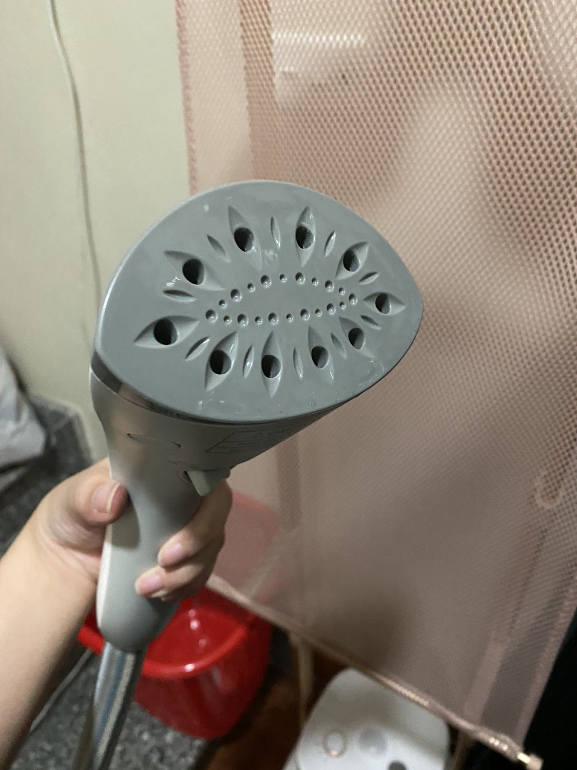 Sản phẩm cứng cáp, chắc chắn, màu hồng nhìn yêu yêu 😂
Nhìn chung sử dụng khá hài lòng, dễ ủi đồ. Lực phun thì cũng không quá mạnh, chỉ có 2 mức, nhưng đồ của mình thì cũng chỉ cần thế 😂
Thương hiệu Panasonic thì mình khá yên tâm về chất lượng.