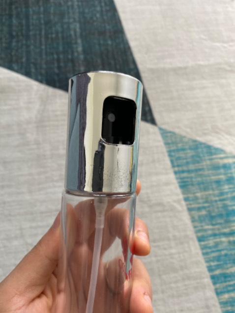 Vỏ nắp là nhựa xi nên nhìn nó ko được sang lắm, chai thì được làm bằng thuỷ tinh