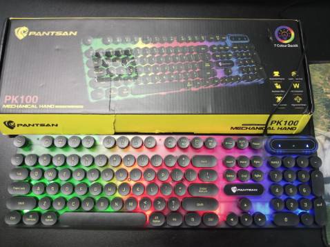 Bàn phím tròn pantsan pk100 đúng như hình có led hiện như hình nhưng k đổi màu nhé nó hiển 6 7 màu như vậy à,gõ êm nhậy. Bàn phím tròn pantsan pk100 đúng như hình có led hiện như hình nhưng k đổi màu nhé nó hiển 6 7 màu như vậy à,gõ êm nhậy.