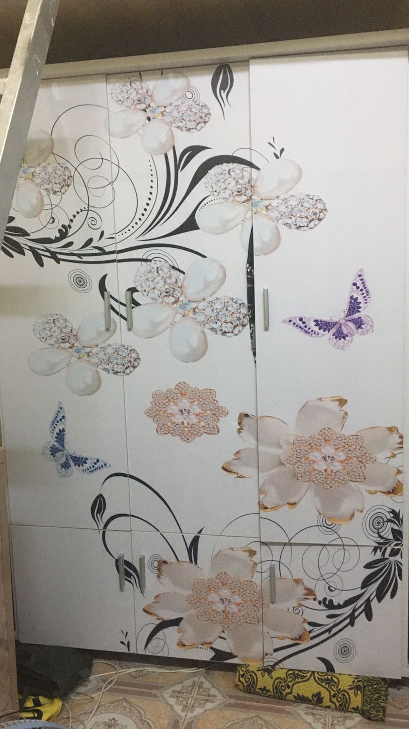 Tủ in không được net lắm. Tủ trước khi giao đã đóng sẵn nên không thể nào khiêng lên lầu, phải rã ra rồi đóng lại. Shop không hỗ trợ tháo lắp, nên cân nhắc kỹ trước khi mua. 
Giao hàng nhanh.
Cảm ơn anh chở đồ, ảnh thấy tội nên tháo lắp phụ, lắp rất có tâm, chỉnh tới sửa lui cho đẹp rồi mới về. 
Ba sao rưỡi thôi.