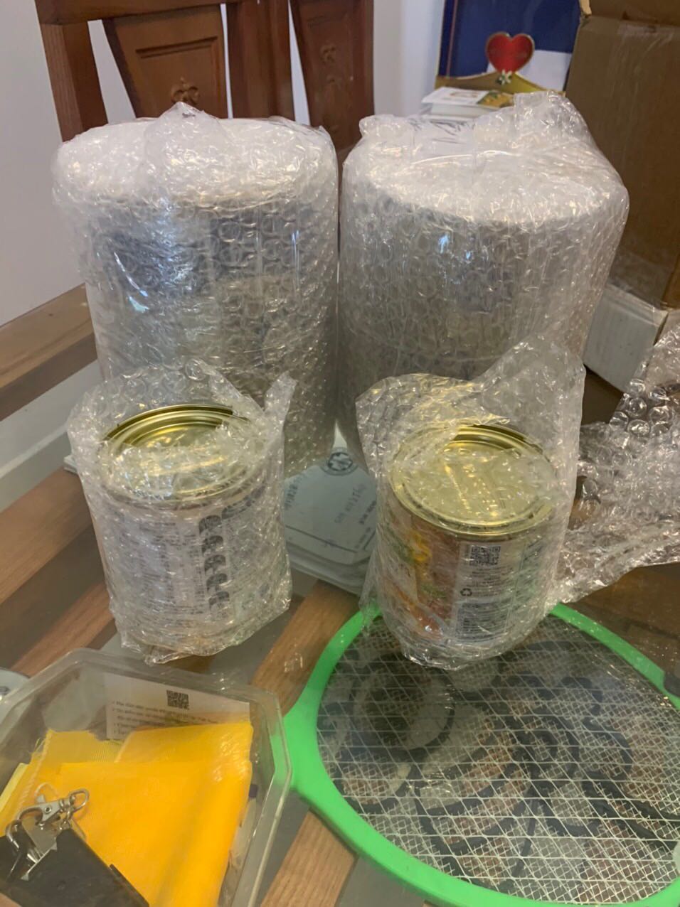 Sop oi minh mua 4 hop sao sop giao co 2 hop vay