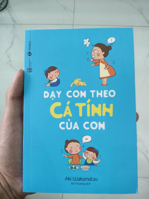 Cuốn sách nhỏ gọn, dễ đọc, có tranh minh hoạ sinh động. Tác giả chia sẻ về cách phân loại trẻ theo tính cách, chia thành 4 nhóm là: tinh ranh, nồng ấm, kĩ tĩnh, chín chắn. Tùy theo trẻ thuộc nhóm nào mà bố mẹ có cách nói chuyện, động viên, dạy con cách ứng xử, dạy con về kỉ luật... Có những đứa trẻ là sự hoà trộn của nhiều tính cách, bố mẹ cần khéo léo phối hợp các phương pháp.
Xin cảm ơn tác giả và nhà sách tiki.
