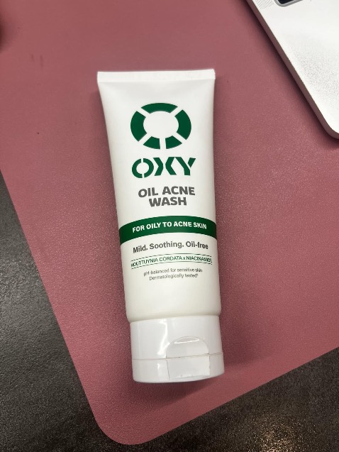 Bị mụn nên mua xài thử, thấy pH 5.5 nên chắc là lành tính