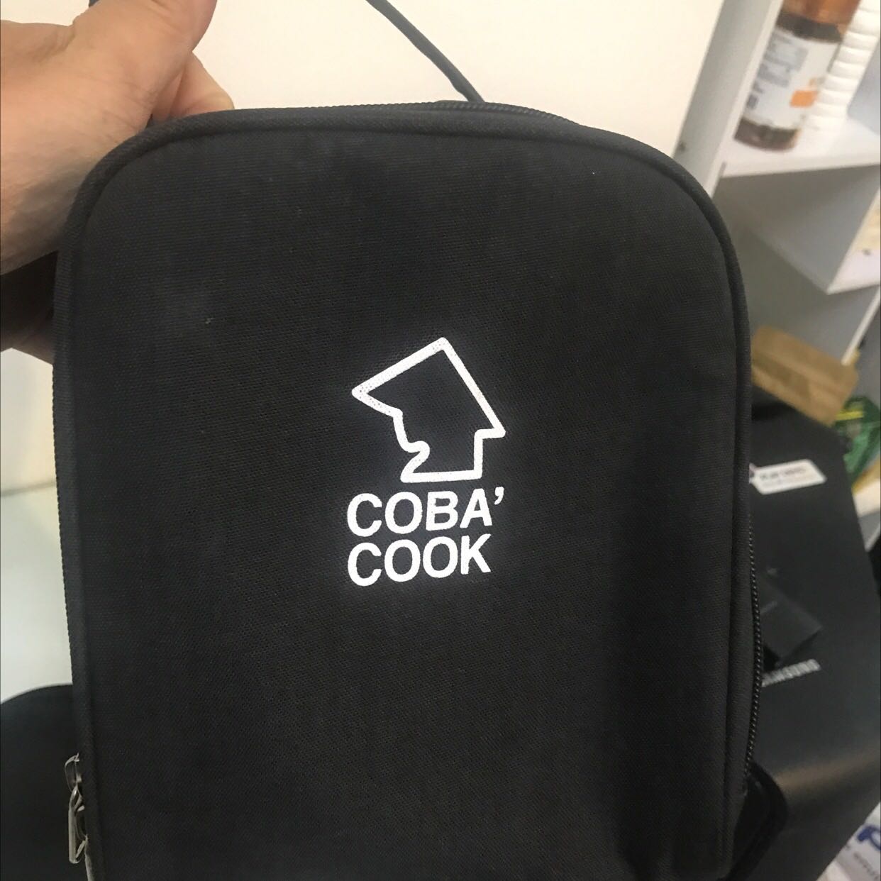 Túi đựng chắc chắn. Hộp có nắp kín không đổ thức ăn