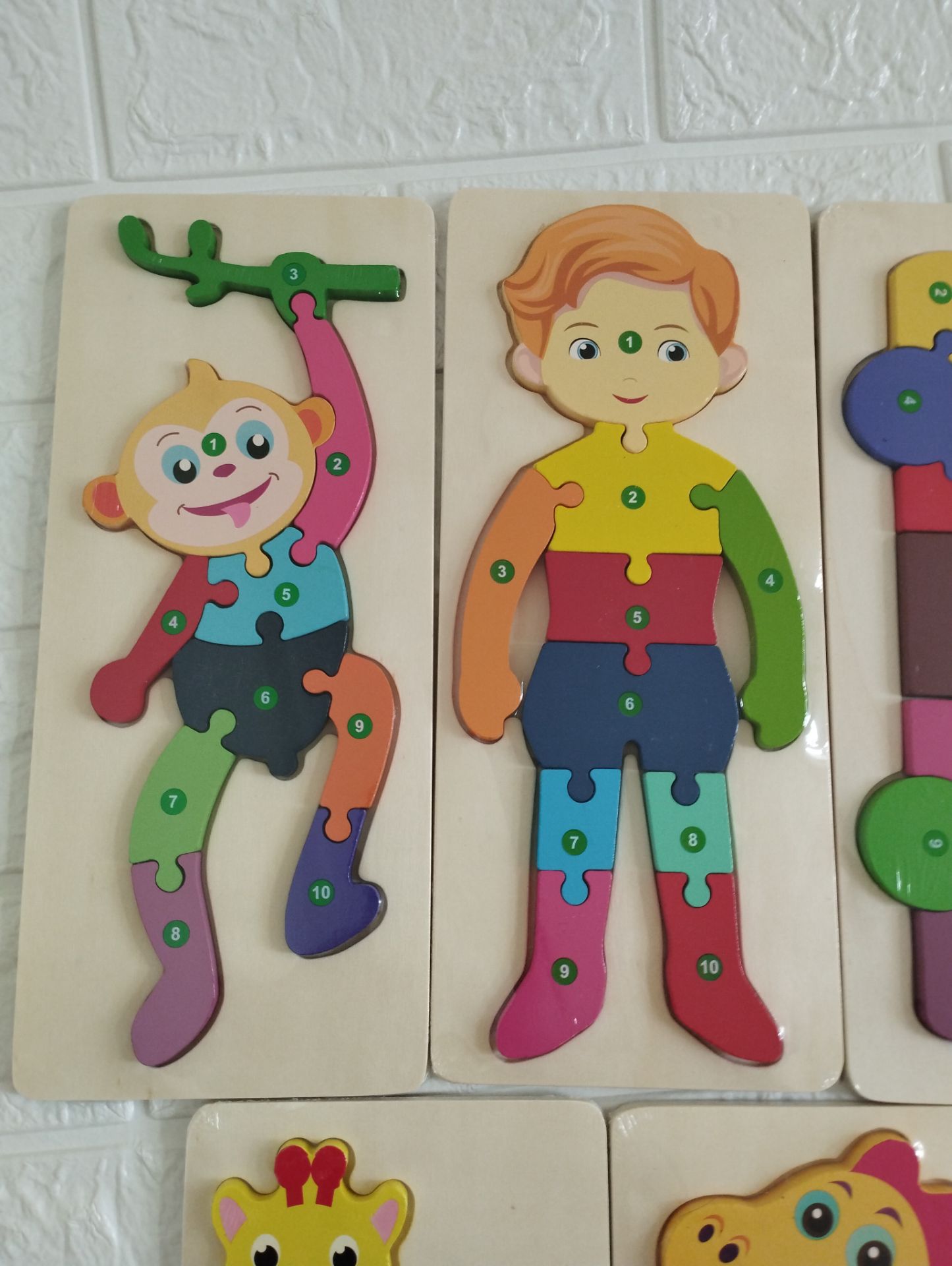 Bé nhà m thích mê mẩn, mà mình cũng thấy hay hay, vừa chơi cùng con lại dạy con được nhiều thứ như tập đếm từ 1-10, các bộ phận trên cơ thể và vị trí của chúng, bé phải học cách ghép nối đúng nên nhanh nhớ hơn, lại phải khéo léo mới lắp đung đc ah. Nói chung m rất ưng món này khi mua về cho con trai mình