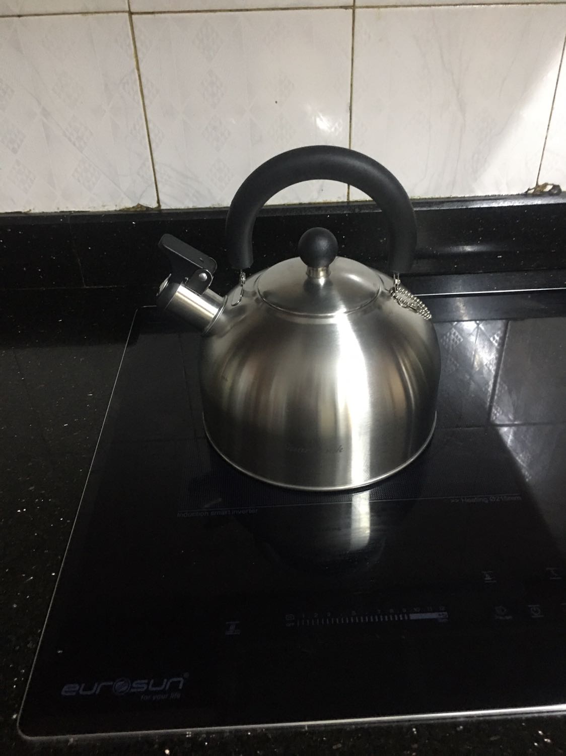 Ấm như hình trên ưeb. Đẹp chất lượng. Thể tích ghi 2.5lít. Nhưng thực tế chỉ có 2,05 lít. Hơi nhỏ so với nhu cầu, thật đáng tiếc. Chót mua rồi, đổi thì phiền phức mất thời gian,không đáng.