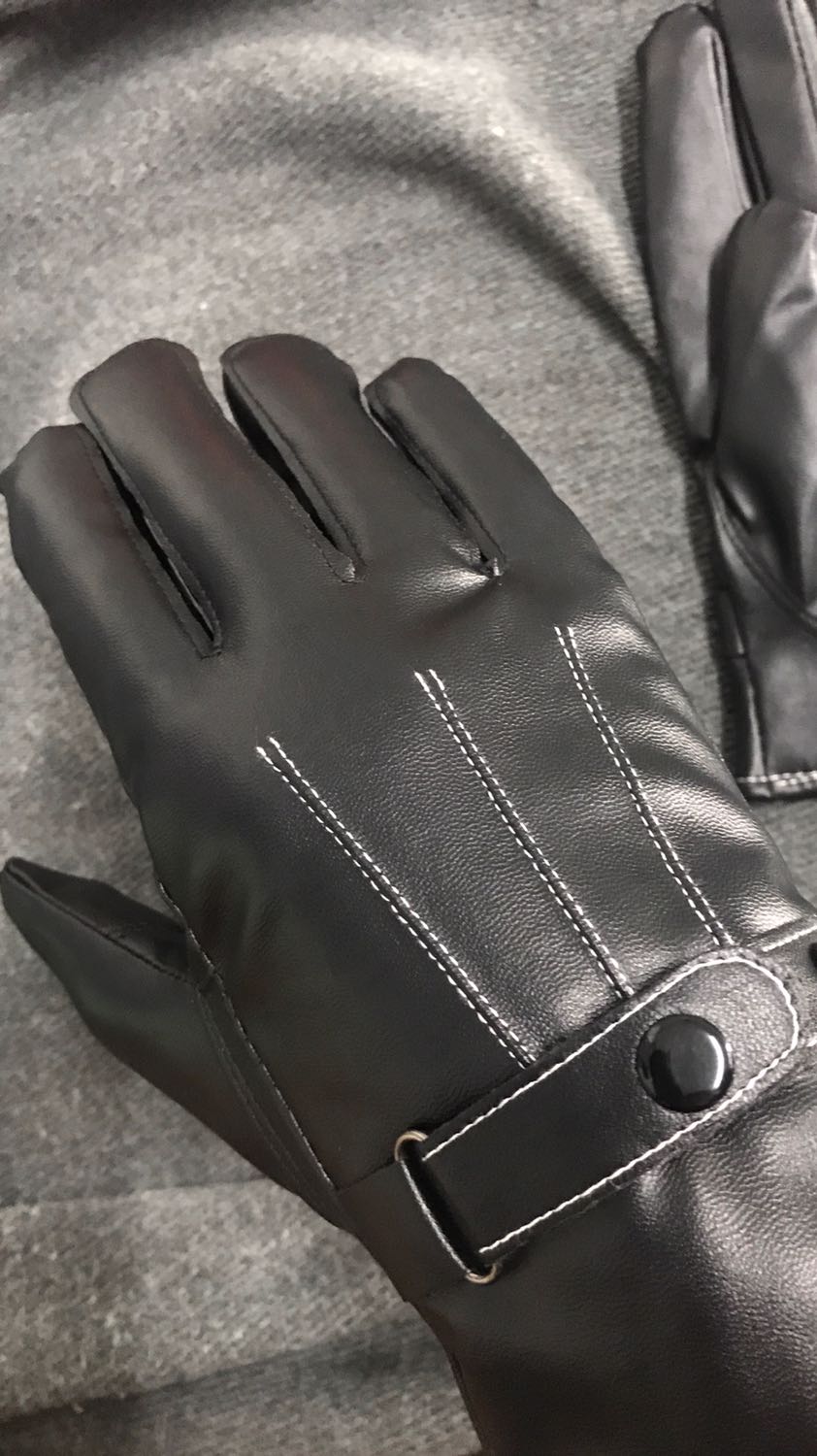 Mình thấy sản phẩm khá là ok. Da mềm mại có lớp lót trong tạo cảm giác thoải mái. Da có độ co giãn tốt. Trước mình cũng dùng găng tay da rồi cơ mà chưa thấy đôi nào ưng ý như đôi này. Đẹp vừa tay nữa. Găng tay tốt cảm ơn shop.