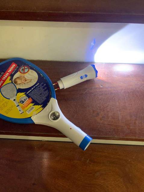 Vợt to đẹp, đèn sáng, dính muỗi là nổ ngay, đáng tiền