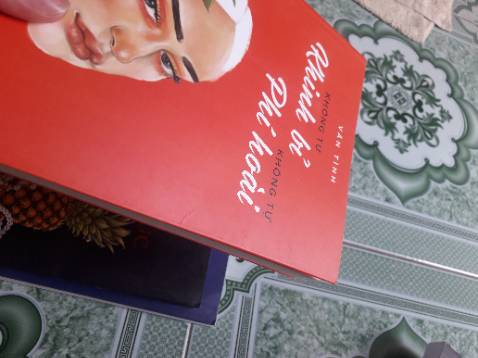 Đang đọc sách thì hào hứng đi nhận hàng xong không còn tâm trạng đọc nữa
Bản thân mình là người trân trọng sách, nên mình chỉ mua ở nhà sách và ở Tiki vì tin tưởng khâu đóng gói và sách chính hãng.
   Vậy mà hôm nay mình nhận 5 quyển sách để trong 1 thùng không hề được bọc, kết quả sau quá trình vận chuyển sách cạ vào nhau và trầy trắng xóa 2 mặt sách cả 5 quyển, sách còn bị gãy bị gấp bìa sách, góc sách bị dập do vẫn chuyển xa mà không được bao kĩ, vì giới hạn 5 hình nên không up lên hết được chứ còn nhiều chỗ bị trầy và gập bìa nữa..lần đầu tiên mình cực kì thất vọng và bực mình với Tiki như vậy..sau này mình sẽsuy nghĩ lại về việc đặt sách tại Tiki
   Nếu được mình muốn đổi lại cả 5 quyển chứ nhìn sách mới về tàn tạ mà mình buồn quá......