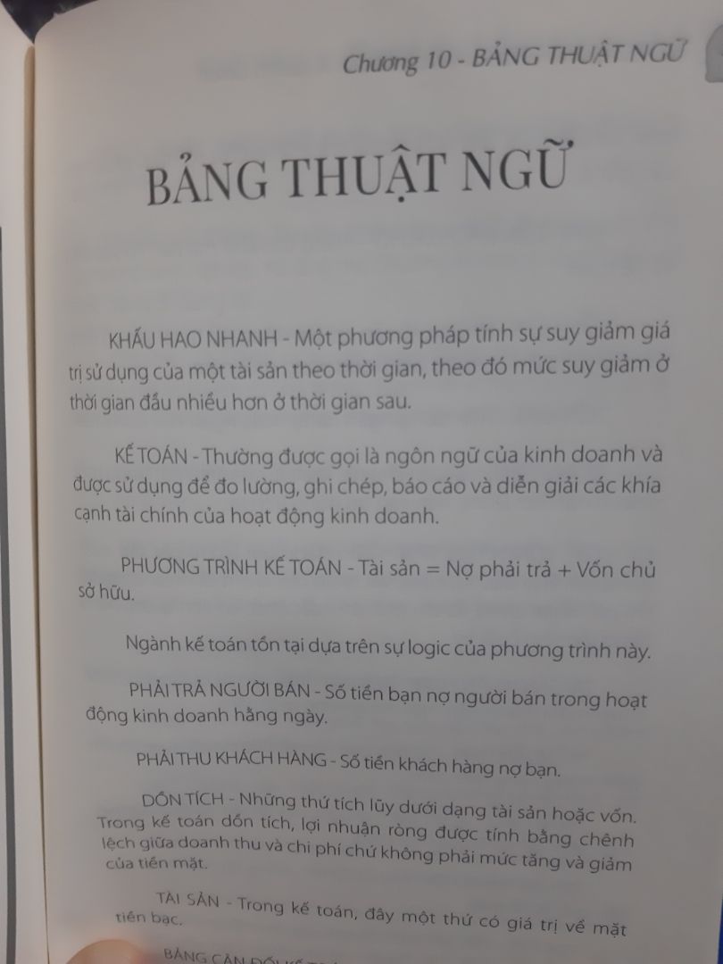 Kế toán khô khan được viết bằng câu từ dí dỏm và bình dân.
Mình là đứa không thích những con số, và khi đọc xong sách này, đương nhiên mình vẫn chưa thích, nhưng ít ra đã giúp mình có cái nhìn tổng quan và chi tiết hơn những điều trước nay mình nghĩ rằng "rất khó".
