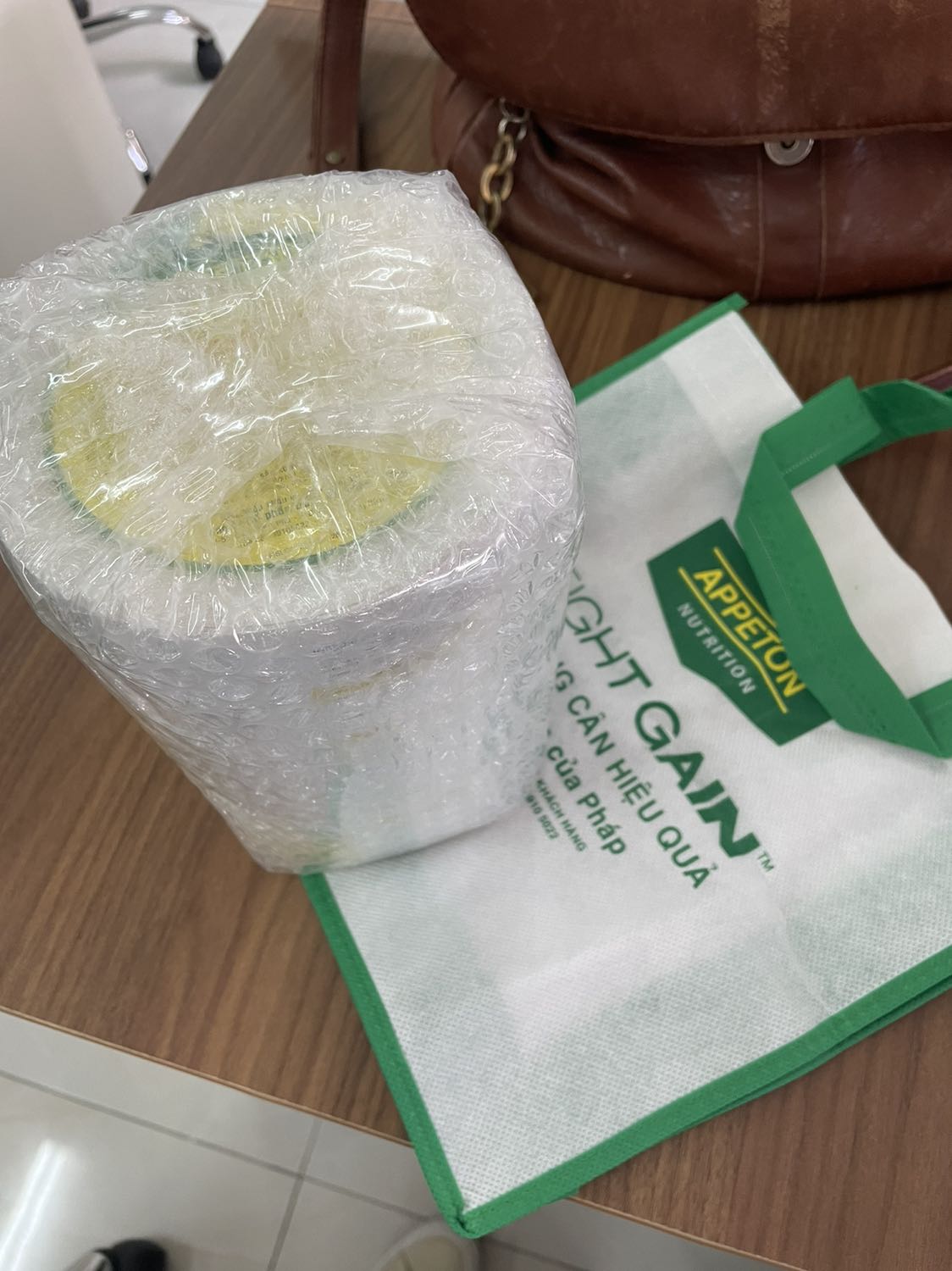 Đóng gói kĩ và giao hàng nhanh hơn dự kiến. Mà không hiểu sao sữa của hộp lớn lại cảm giác không thơm và ngon như hộp nhỏ ^^ Mình mới dùng đến hủ thứ 2 nên chưa review được có tăng cân không. Nhưng thấy uống người cũng nhiều năng lượng và khỏe hơn.