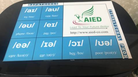 ship hàng nhanh trg 1 ngày là có hàng, chất giấy dày, chữ to rõ nhìn, có tặng kèm file nghe nên việc học theo rất dễ.