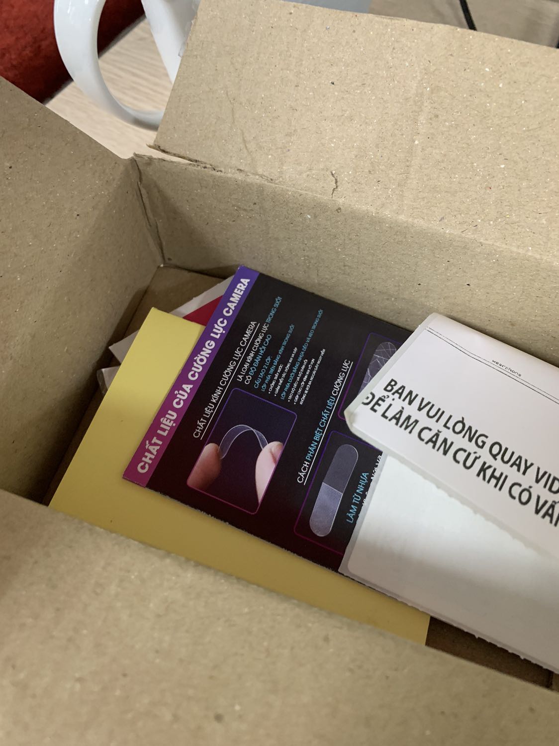 Đã nhận được miếng dán cường lực. Hàng đóng gói cẩn thận, shop còn tặng thêm mấy đồ nhỏ nhỏ xinh xinh nữa.