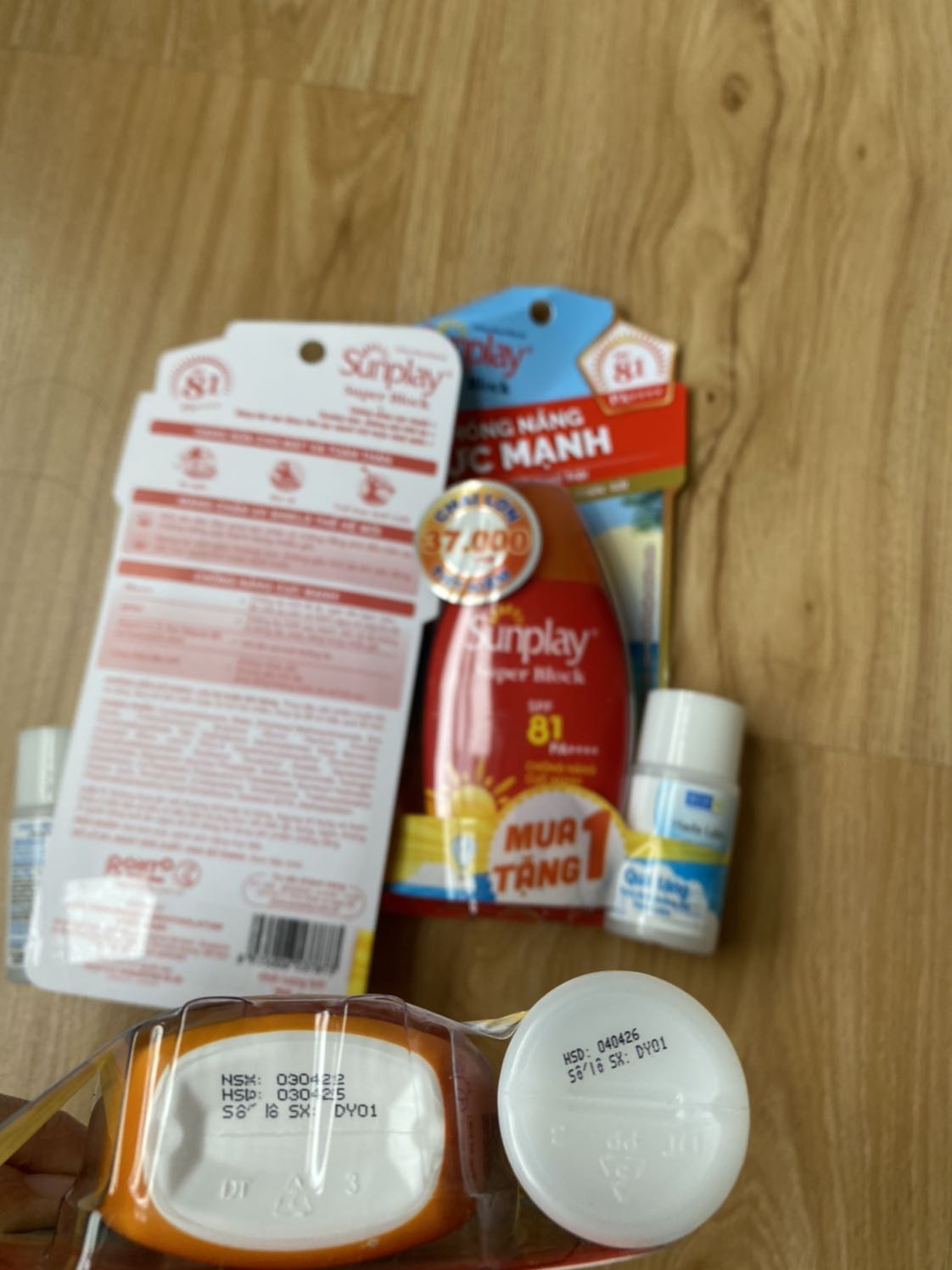 Được giảm giá nên mình mua 3 hộp.
Hạn sử dụng đến tháng 5 năm 2025 lận.
Mình sài kem chống nắng này hàng ngày luôn, chứ ko fai chỉ khi đi biển. Chống nắng rất tốt. Tối về chịu khó rữa mặt bằng dầu tẩy trang sạch sẽ thì sẽ không nổi mụn nhé. 
Tiki đóng gói đẹp, cẩn thận và giao hàng rất nhanb, chuyên nghiệp.